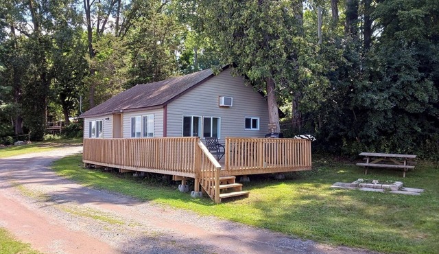 LAKEFRONT COTTAGE #5 - PRINCE EDWARD COUNTY - LAKE CONSECON RESORT