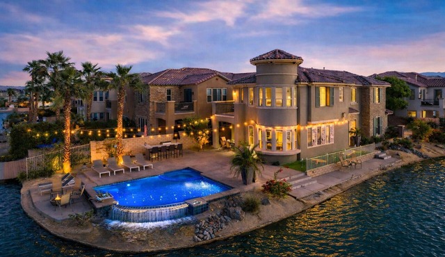 Lakefront Dream: Misters and The Best Corner Lot on the Lake! EV!