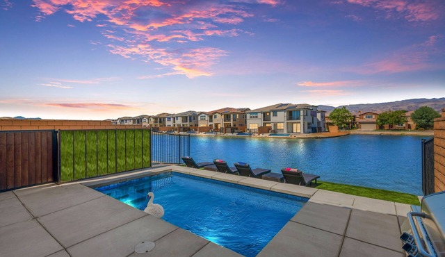Lakefront Luxury Villa 4 bedroom+loft with Pool
