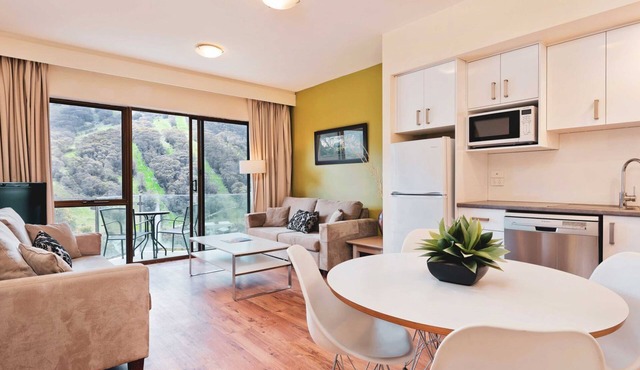 Lantern 21- Balcony Apartment, nestled in the Snowy Mountains.