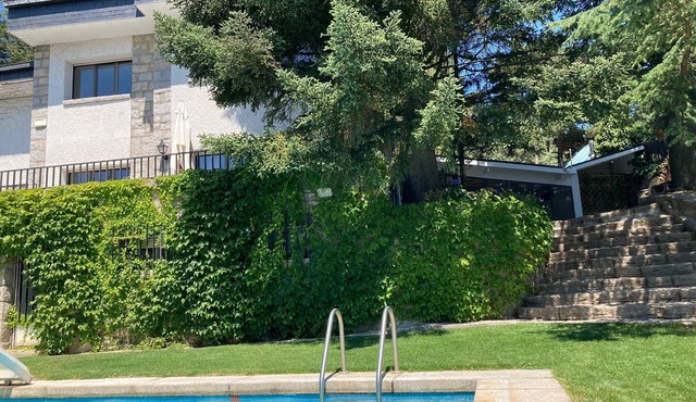 Large villa with pool in Navacerrada