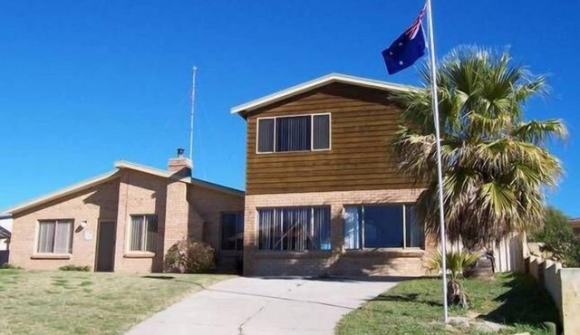 Ledge Point Beach House STRA6043N5EPUULDn6 minutes walk to the Ocean