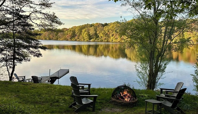 Located directly on Pond, Swimming, Kayaking, Fishing, Beach Pass, A/C, Clean!