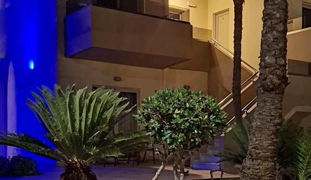 Lola's Hotel