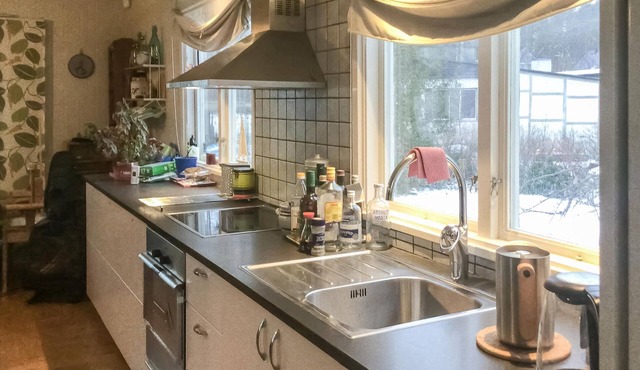 Look forward to an active family vacation in this cottage in quiet Viggbyholm by lake Rönningesjön