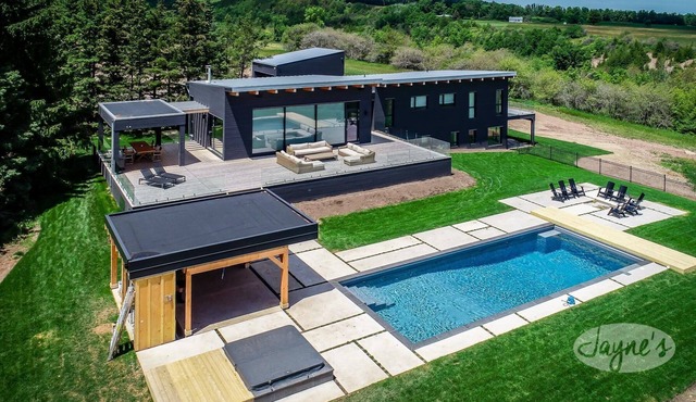 Lovely 5bdrm 3bath modern home in Creemore!