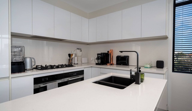 Luxury CBD Darlinghurst Apartment | King Bed, Pool & Sauna, Rooftop