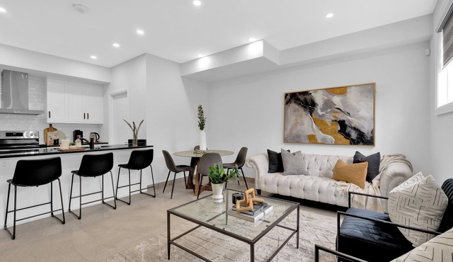 Luxury Unit Windsor (4-plex) 5 minutes to Ambassador Bridge