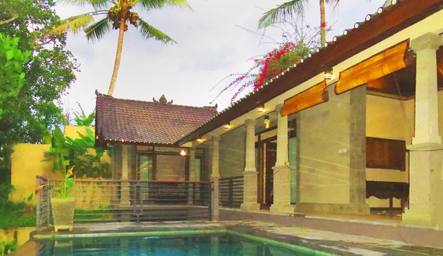 Magnificent, tranquil, SECLUDED 2+2 villa on the very edge of the rain forest!