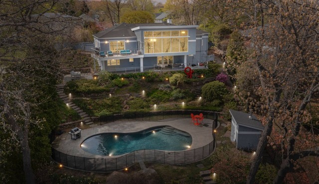 Majestic lakefront 3-bedroom with pool, hot tub, water sports and birdwatching