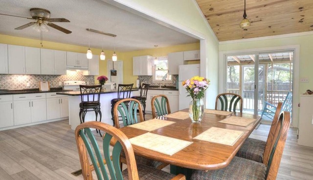 Mandolin Wind your family beach getaway. 5 minute walk to the beach.