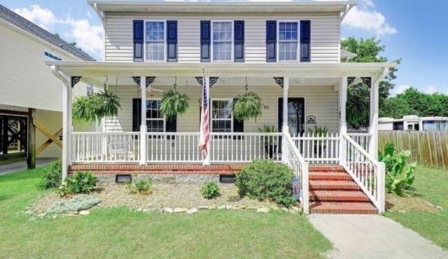 Mermaid’s Landing - 3 Bedrooms with Private Seasonal Pool!