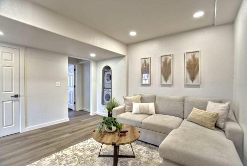 Modern 2BR Home Sleeps 8 Grill Hot Tub & Fire Pit
