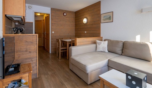 Modern apt 5 ppl, balcony with ski runs view