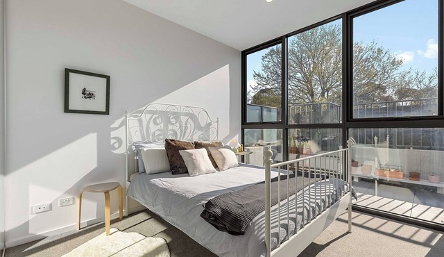 Modern Artistic Apartment with Front Yard, Private Access, Family Friendly