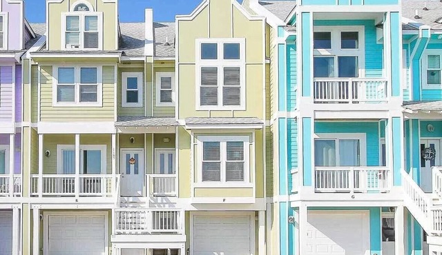 Modern home. Short stays. Amazing pool 🏊‍♀️ Centrally located to shopping & beach!