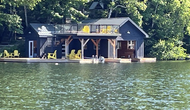 Modern Muskoka Gem with Gorgeous Lake View, Sleeps 10 -Minimum Stay 28 days