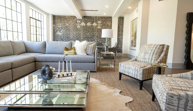 Modern New Orleans CBD Condo: Luxury Stay in Prime Location