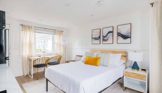 Modern & Renovated Studio Condo - Steps to the Beach! - WiFi, Free Parking