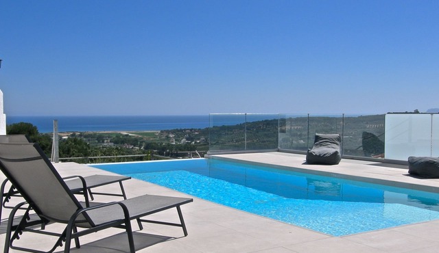 Modern villa with infinity pool close to the sea