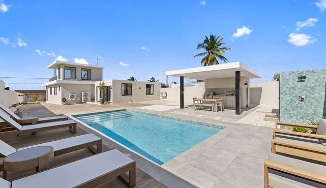 Modern Waterfront Villa w/Pool – Villa Perla
