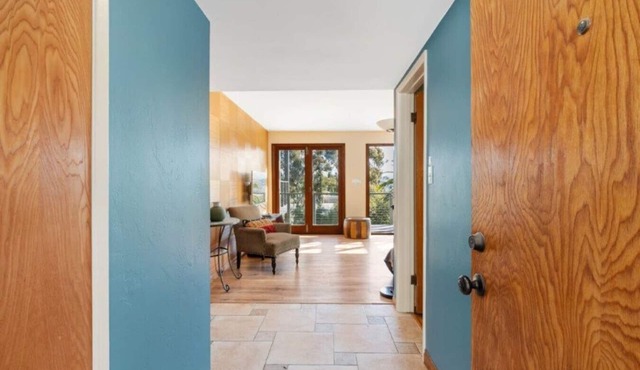 Mt Helix Delight 3-4br/2ba, with HUGE VIEW DECK & FIREPIT