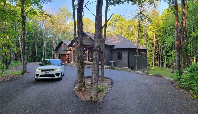 Muskoka Luxury Cottage Retreat | Beach, Hike, Golf, Ski, Provincial Parks & Town