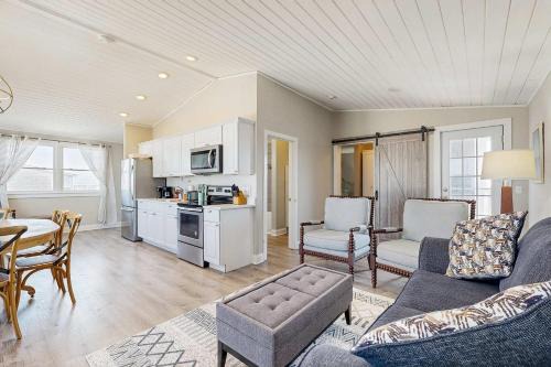 Oceanfront hotel suite at beachfront Sandbars Inn with balcony AC & firepit