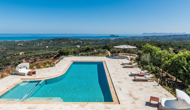 Panoramic Sea view, Tennis court, Spa area, 2 pools and gym!