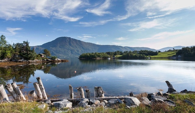 Peaceful countryside apartment near Ålesund. Fjord & Mountain views & garden