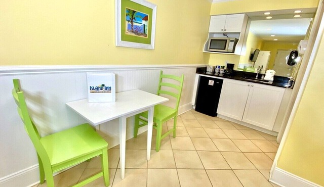 Pet-friendly, 3 Blocks to Beach, Pool, #108