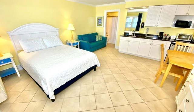Pet-friendly, 3 Blocks to Beach, Pool, #110