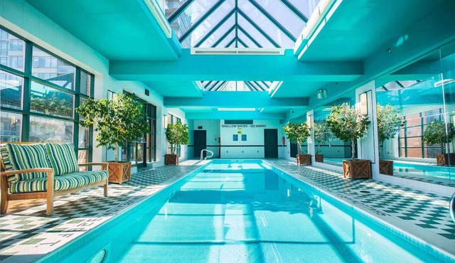 Pet-Friendly Classic Room w/City Skyline Views Near ROM – Prime Spot
