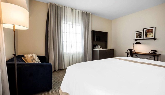 Pet-Friendly Executive King Stay for Couple in Everett | Free On-Site Parking