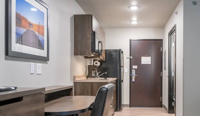 Pet-Friendly Room w/Kitchen, Free Parking, Breakfast Available