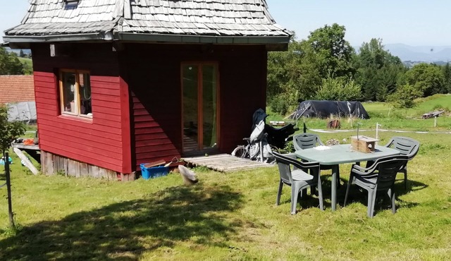 Petit Chalet Pentagonal Entre Prés et Forêt