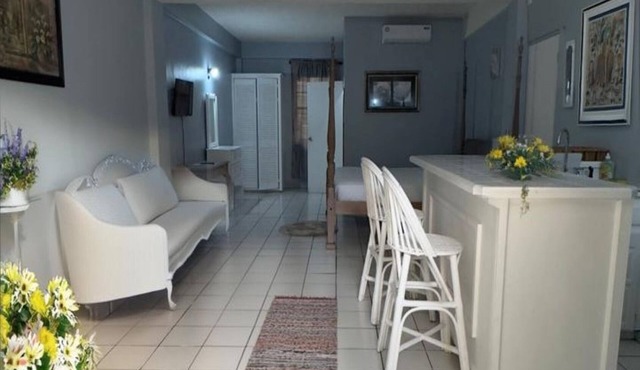 Poolside Suites 5-Mins from the Beach w/AC & Wi-Fi
