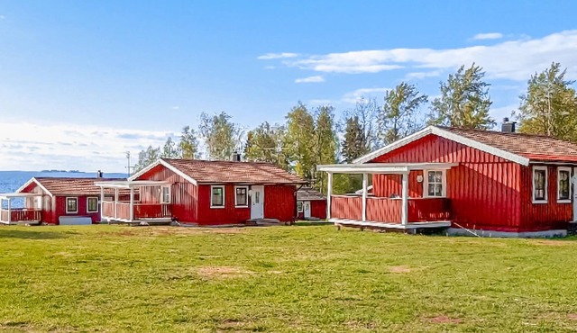 Practical cottage right on the shore of Lake Vänern.