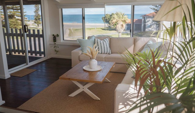 Princes Beach Cottage, outdoor entertainer, sea views, BBQ & fireplace