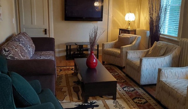 Private accommodation ( vocational rental) The Library Guesthouse- Calabogie. in Calabogie