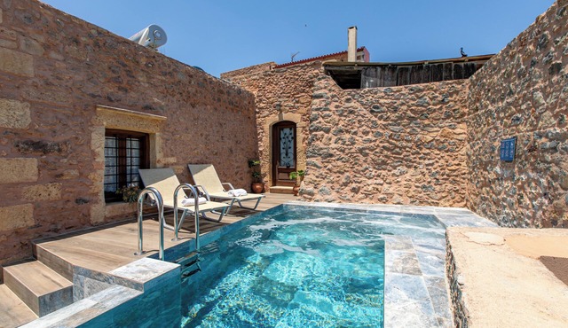 Private Pool★Stone Villa★ BBQ & Wifi★ Jacuzzi
