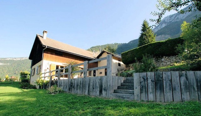 Quiet house and garden, between lake and mountains