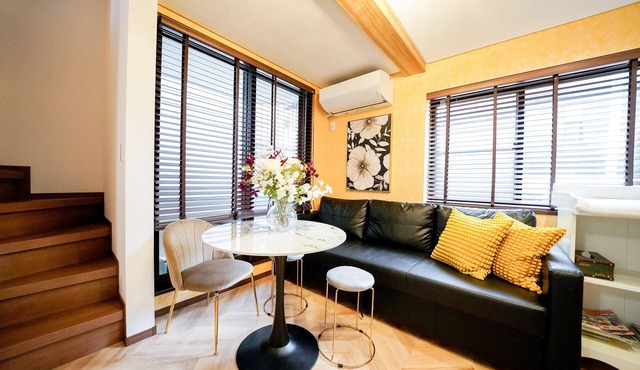 Quiet residence within walking distance of Shibuya Roppongi Hiroo, supermarket retail nearby.