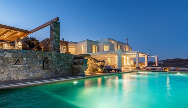 R 3171 Villa Floyd With Air-conditioning , Dishwasher & Bath towels.
