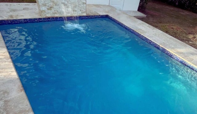 Relax in your own pool! Sleeps 6, 3 bed, 2 bath 1/2 acre yard, close to ferry.
