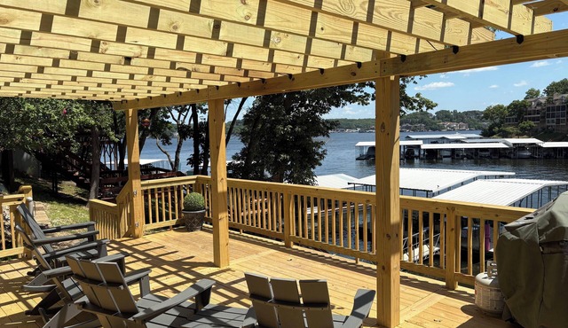 Relaxing 4 bed-4 bath w/3 King beds, sleeps 10, private dock & slip available!