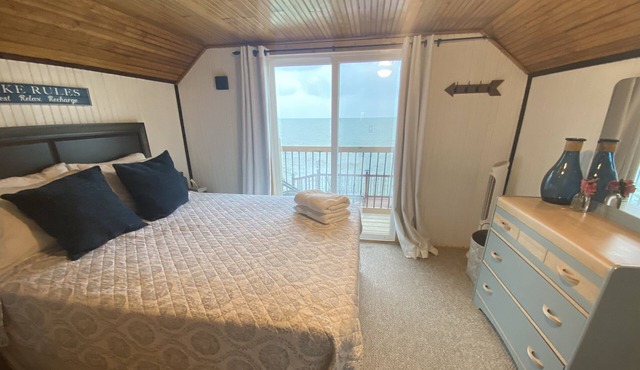 Relaxing lakefront cottage near wineries and beach