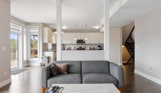 Relaxing Retreat: Office, Patio, Nature & Netflix
