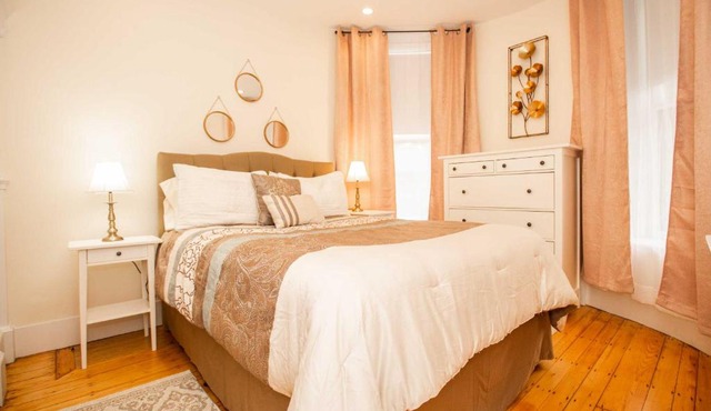 Renovated, Chic, one bed, Sleeps 4,Steps to Transit