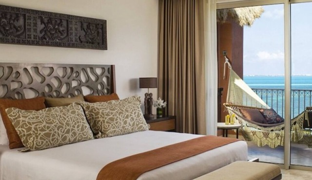 Resort Style 3-Bedroom Loft Near the Sea: Villa del Palmar Cancun